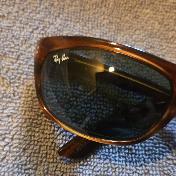 Vintage Ray-Ban Tortoise Shell Sunglasses with Black Case - Picture 2 of 5